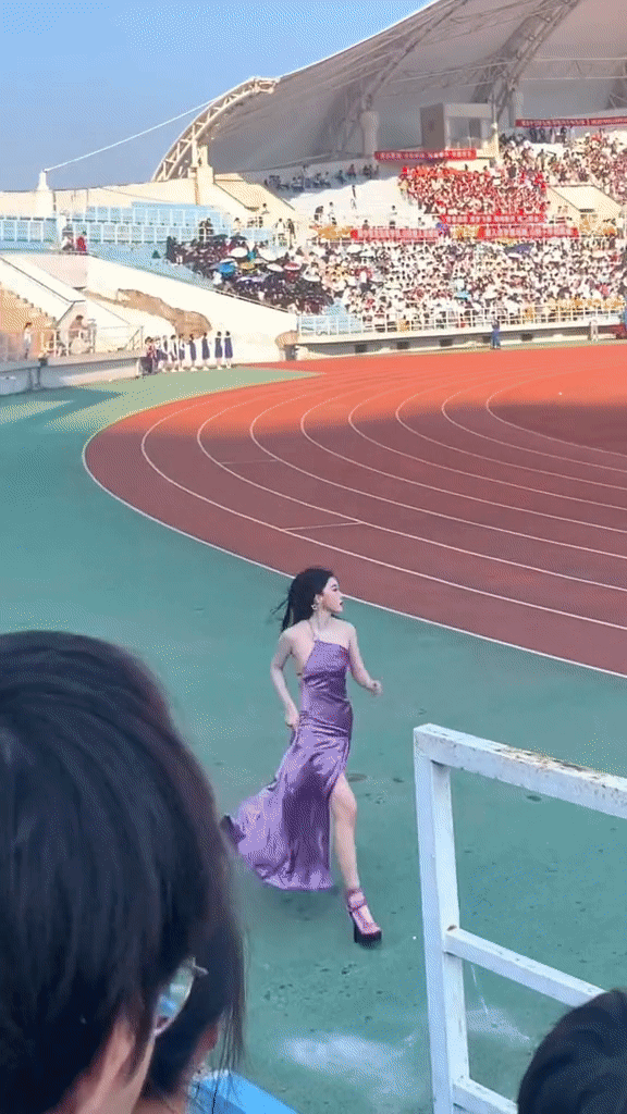 Đến trễ lễ khai mạc hội thao, nữ sinh hớt hải chạy trên sân tạo nên khoảnh khắc đẹp như phim: 6 giây thần thánh!- Ảnh 1. Đến trễ lễ khai mạc hội thao, nữ sinh hớt hải chạy trên sân tạo nên khoảnh khắc đẹp như phim: 6 giây thần thánh!- Ảnh 1.