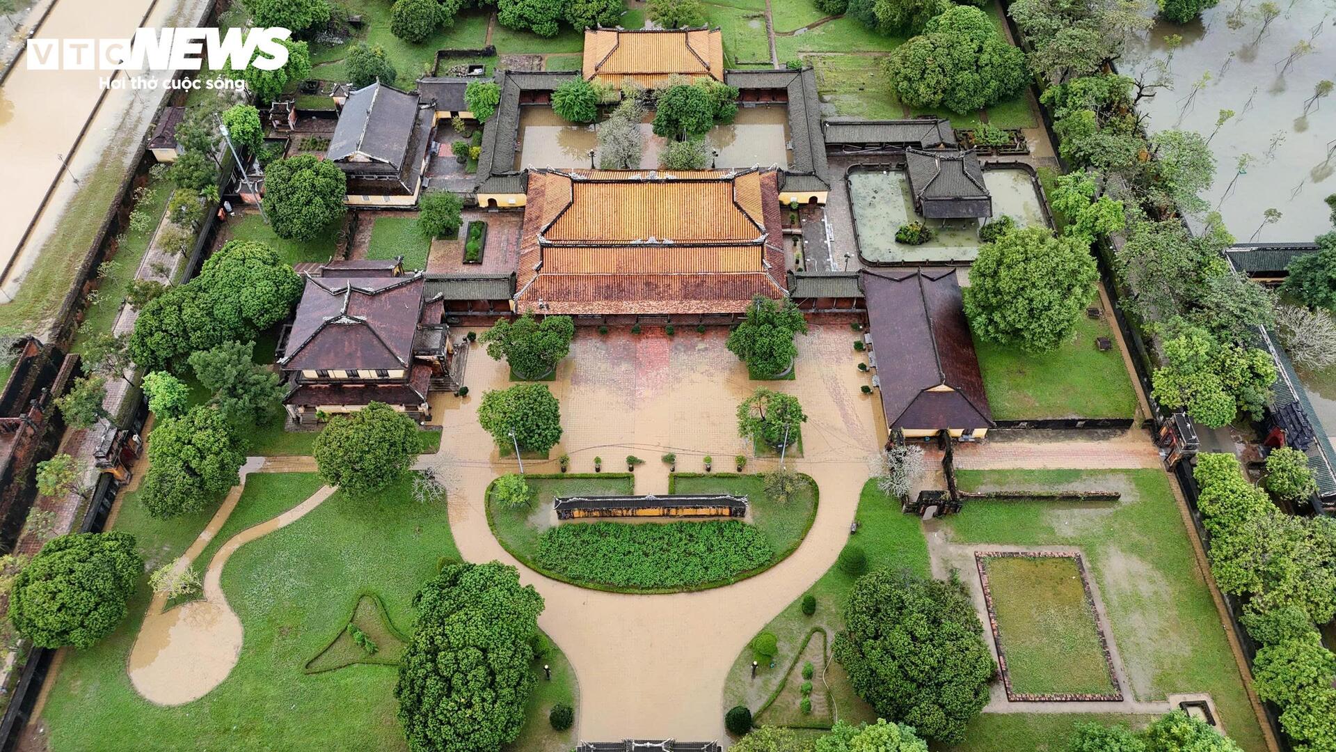 TP Huế hoang tàn, bị rác và bùn bủa vây sau trận 'đại hồng thuỷ'- Ảnh 10. TP Huế hoang tàn, bị rác và bùn bủa vây sau trận 'đại hồng thuỷ'- Ảnh 10.