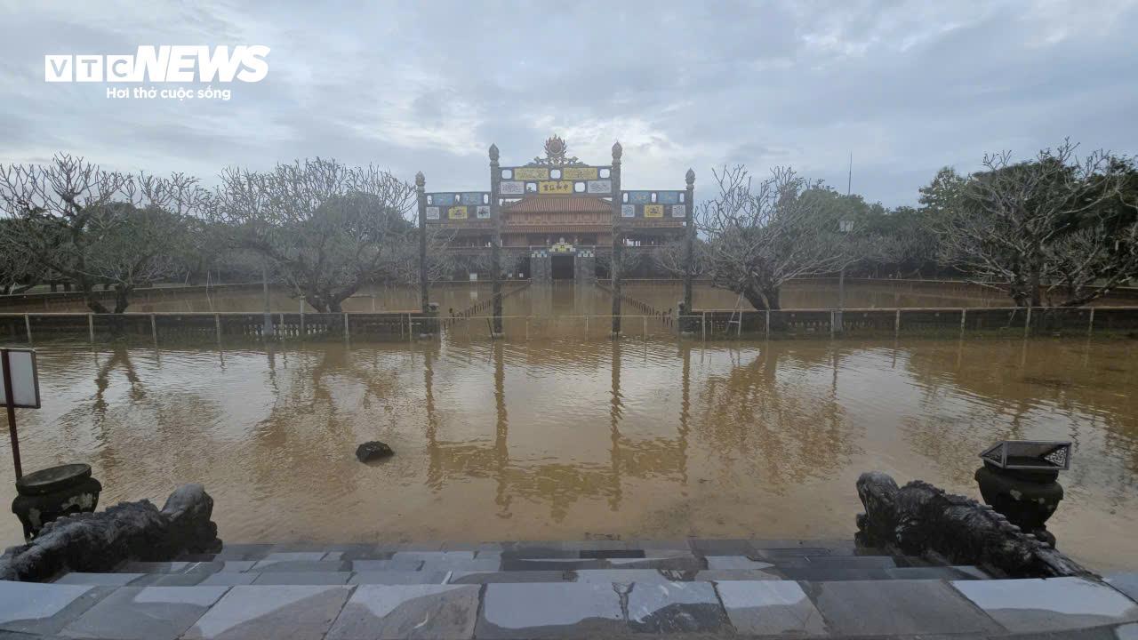 TP Huế hoang tàn, bị rác và bùn bủa vây sau trận 'đại hồng thuỷ'- Ảnh 11. TP Huế hoang tàn, bị rác và bùn bủa vây sau trận 'đại hồng thuỷ'- Ảnh 11.