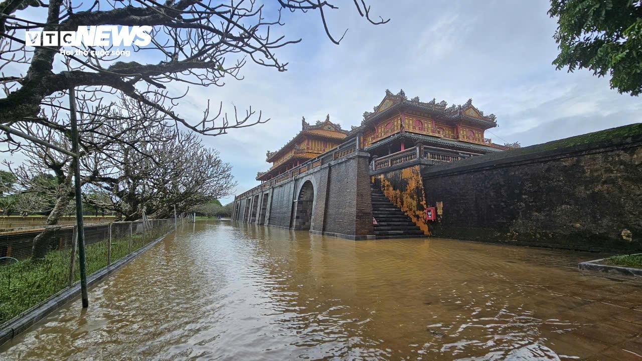 TP Huế hoang tàn, bị rác và bùn bủa vây sau trận 'đại hồng thuỷ'- Ảnh 12. TP Huế hoang tàn, bị rác và bùn bủa vây sau trận 'đại hồng thuỷ'- Ảnh 12.