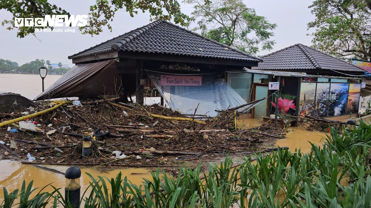 TP Huế hoang tàn, bị rác và bùn bủa vây sau trận 'đại hồng thuỷ'- Ảnh 7. TP Huế hoang tàn, bị rác và bùn bủa vây sau trận 'đại hồng thuỷ'- Ảnh 7.