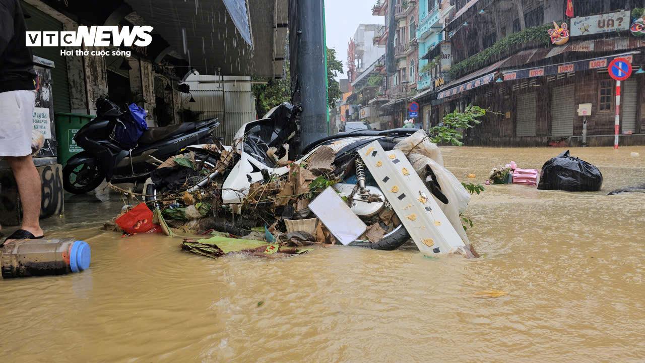TP Huế hoang tàn, bị rác và bùn bủa vây sau trận 'đại hồng thuỷ'- Ảnh 4. TP Huế hoang tàn, bị rác và bùn bủa vây sau trận 'đại hồng thuỷ'- Ảnh 4.