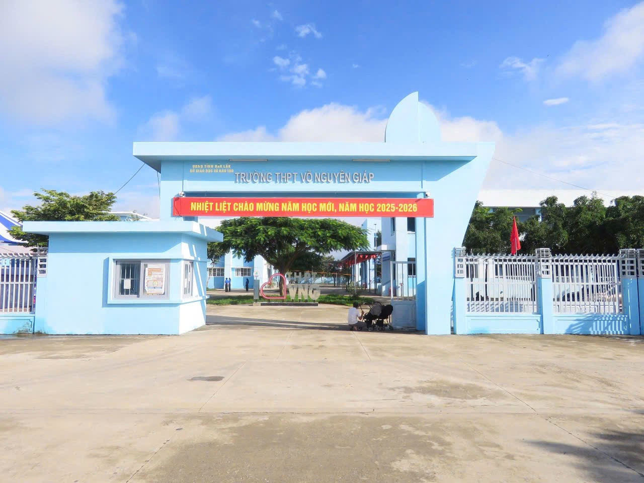 Vụ nam giáo viên bóp cổ đồng nghiệp, thái độ cười cợt khi họp kiểm điểm: Quyết định của nhà trường- Ảnh 2. Vụ nam giáo viên bóp cổ đồng nghiệp, thái độ cười cợt khi họp kiểm điểm: Quyết định của nhà trường- Ảnh 2.