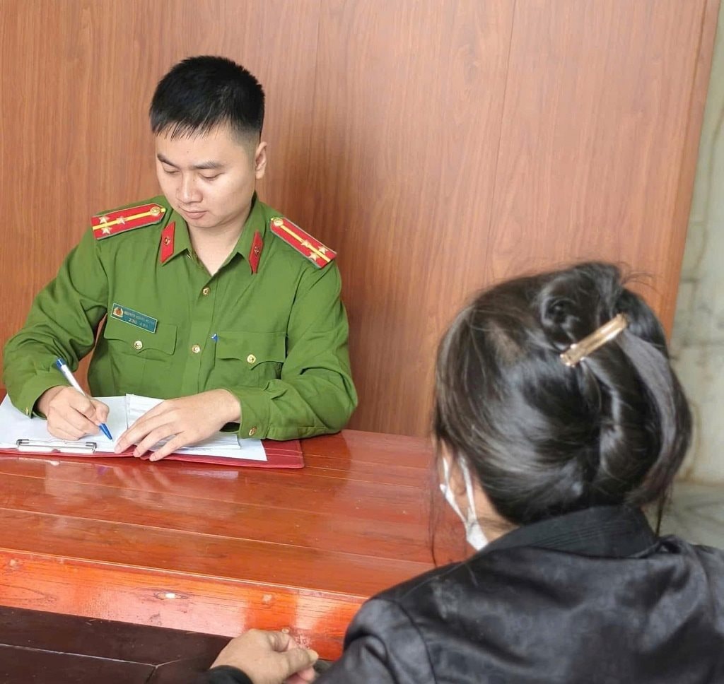 Người phụ nữ mang theo 1 mảnh giấy đến ngân hàng BIDV để chuyển khoản 100 triệu đồng: Công an đến tận nơi, yêu cầu hủy giao dịch- Ảnh 1. Người phụ nữ mang theo 1 mảnh giấy đến ngân hàng BIDV để chuyển khoản 100 triệu đồng: Công an đến tận nơi, yêu cầu hủy giao dịch- Ảnh 1.