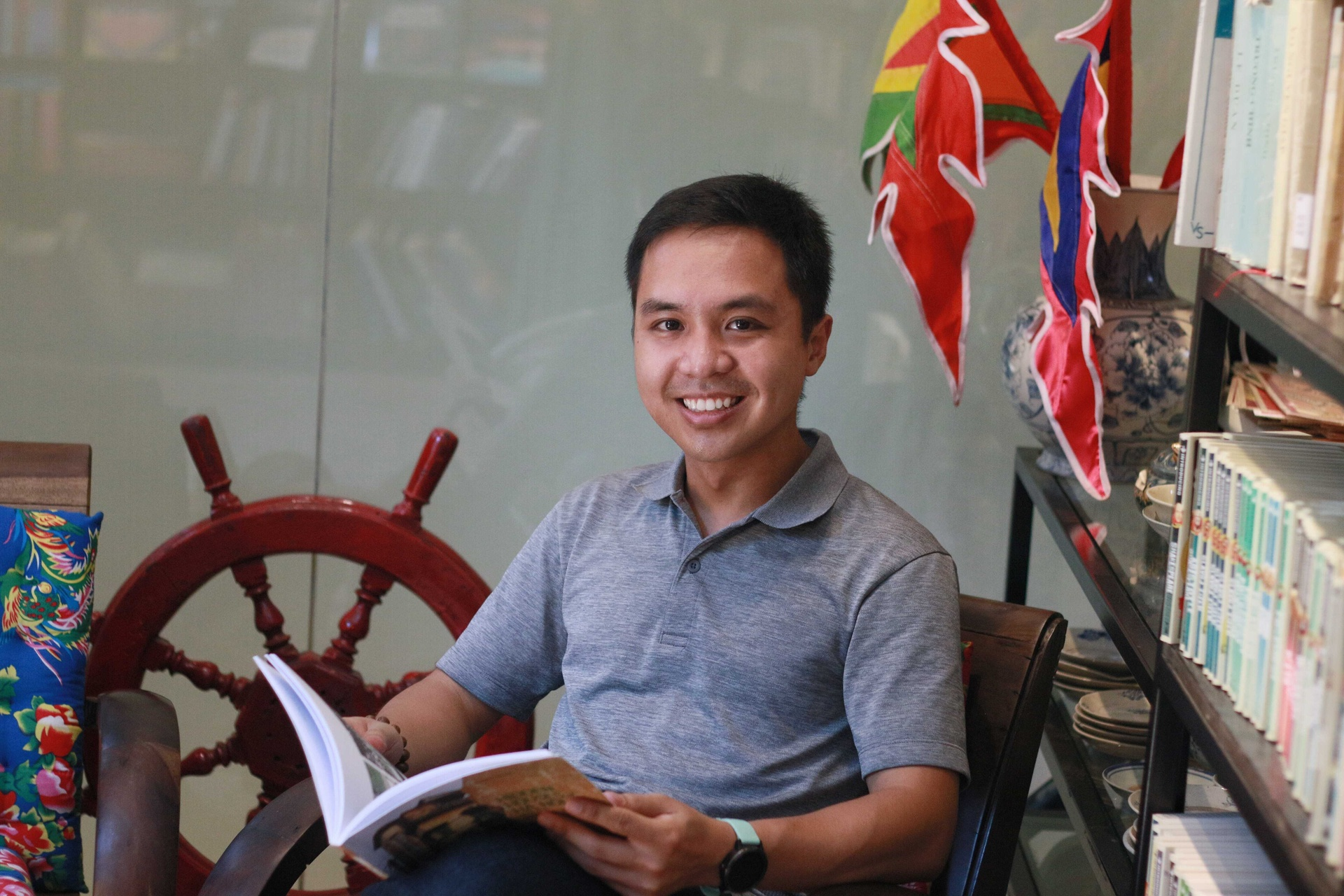 Phản ứng sốc của cô gái khi biết sếp mình chính là... Quán quân Olympia: Quả này đố dám cãi!- Ảnh 4. Phản ứng sốc của cô gái khi biết sếp mình chính là... Quán quân Olympia: Quả này đố dám cãi!- Ảnh 4.