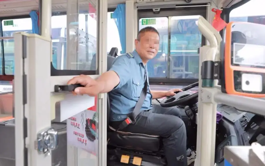 Nam tài xế xe buýt 42 tuổi phát hiện nhiễm HIV, vợ bật khóc nói một câu khiến ai cũng nghẹn- Ảnh 1. Nam tài xế xe buýt 42 tuổi phát hiện nhiễm HIV, vợ bật khóc nói một câu khiến ai cũng nghẹn- Ảnh 1.