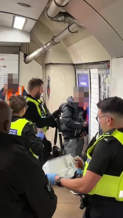 Nghiệp báo tức thì: Vừa thò tay móc túi, tên trộm bị “quật ngã sấp mặt” bởi… nhà vô địch Jiu-jitsu- Ảnh 3. Nghiệp báo tức thì: Vừa thò tay móc túi, tên trộm bị “quật ngã sấp mặt” bởi… nhà vô địch Jiu-jitsu- Ảnh 3.