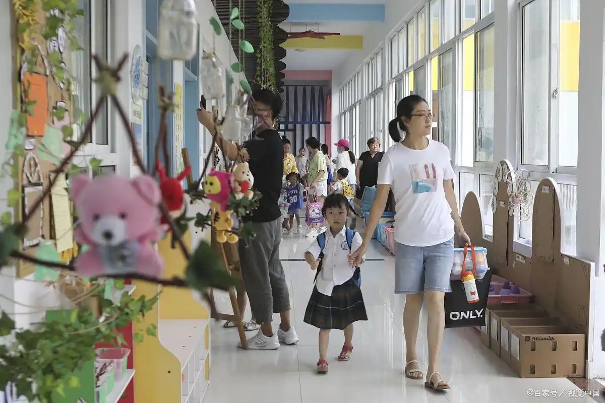 Lương 3 cọc 3 đồng, chồng tôi đòi bán nhà để con học trường quốc tế, anh bảo:  Lương 3 cọc 3 đồng, chồng tôi đòi bán nhà để con học trường quốc tế, anh bảo: