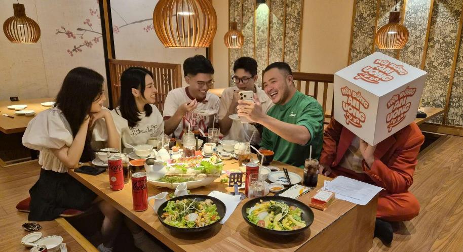 Giới trẻ đi ăn cùng nhau: No thức ăn nhưng đói chuyện trò?- Ảnh 1. Giới trẻ đi ăn cùng nhau: No thức ăn nhưng đói chuyện trò?- Ảnh 1.