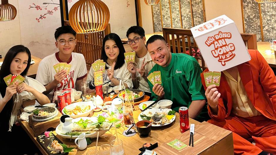 Giới trẻ đi ăn cùng nhau: No thức ăn nhưng đói chuyện trò?- Ảnh 2. Giới trẻ đi ăn cùng nhau: No thức ăn nhưng đói chuyện trò?- Ảnh 2.