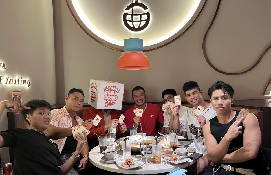 Giới trẻ đi ăn cùng nhau: No thức ăn nhưng đói chuyện trò?- Ảnh 3. Giới trẻ đi ăn cùng nhau: No thức ăn nhưng đói chuyện trò?- Ảnh 3.