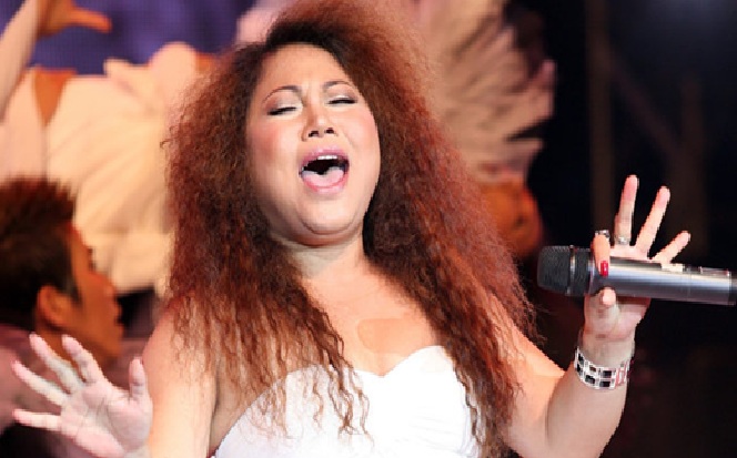 Nữ ca sĩ là công nhân, đứng giữa sân bay hát khiến hải quan Nga sững sờ- Ảnh 5. Nữ ca sĩ là công nhân, đứng giữa sân bay hát khiến hải quan Nga sững sờ- Ảnh 5.