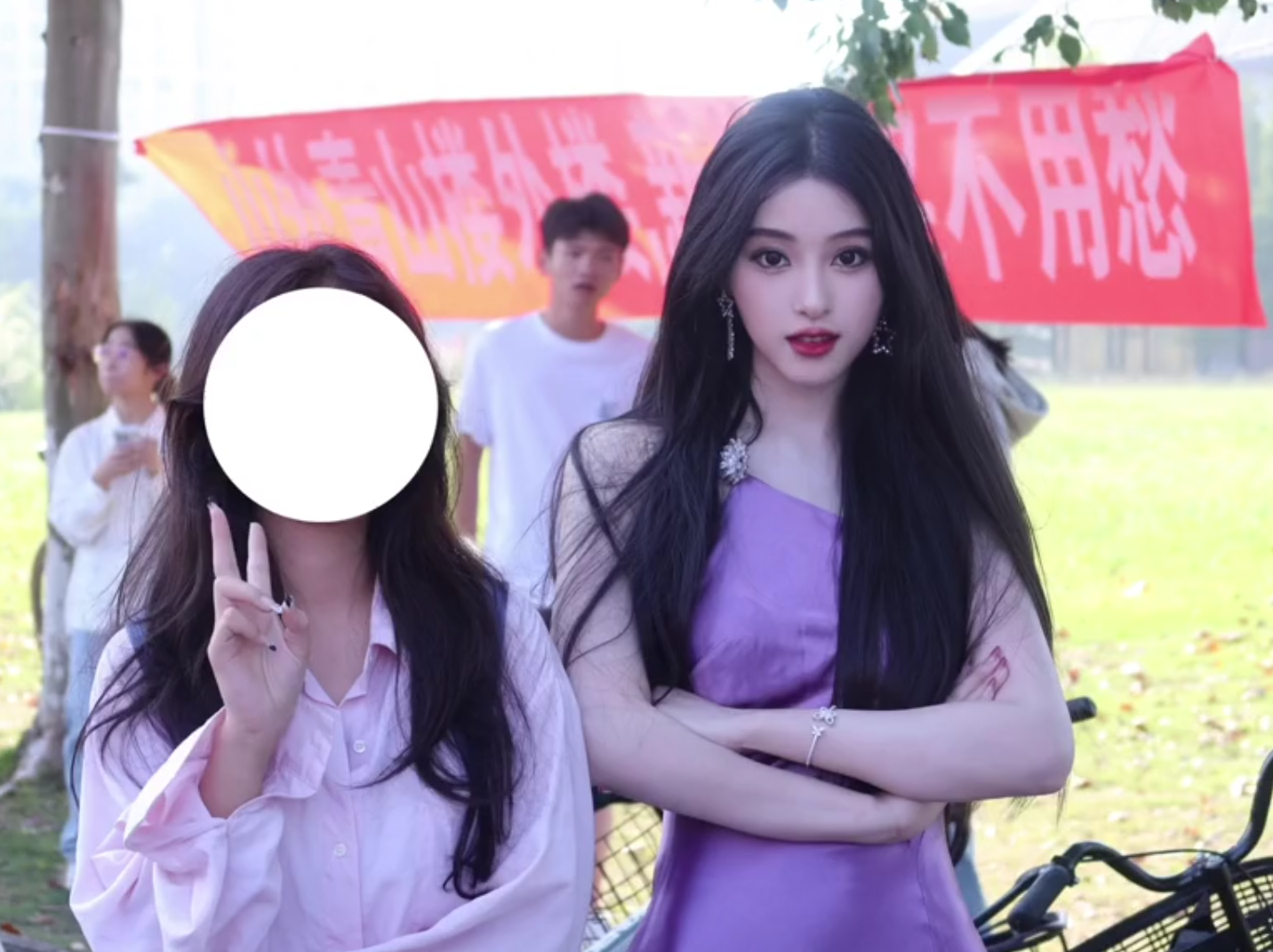 Đến trễ lễ khai mạc hội thao, nữ sinh hớt hải chạy trên sân tạo nên khoảnh khắc đẹp như phim: 6 giây thần thánh!- Ảnh 6. Đến trễ lễ khai mạc hội thao, nữ sinh hớt hải chạy trên sân tạo nên khoảnh khắc đẹp như phim: 6 giây thần thánh!- Ảnh 6.