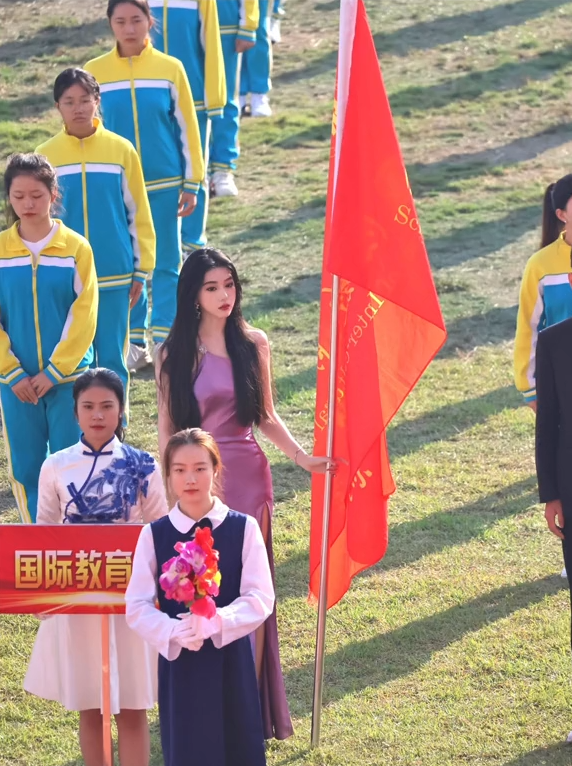 Đến trễ lễ khai mạc hội thao, nữ sinh hớt hải chạy trên sân tạo nên khoảnh khắc đẹp như phim: 6 giây thần thánh!- Ảnh 4. Đến trễ lễ khai mạc hội thao, nữ sinh hớt hải chạy trên sân tạo nên khoảnh khắc đẹp như phim: 6 giây thần thánh!- Ảnh 4.