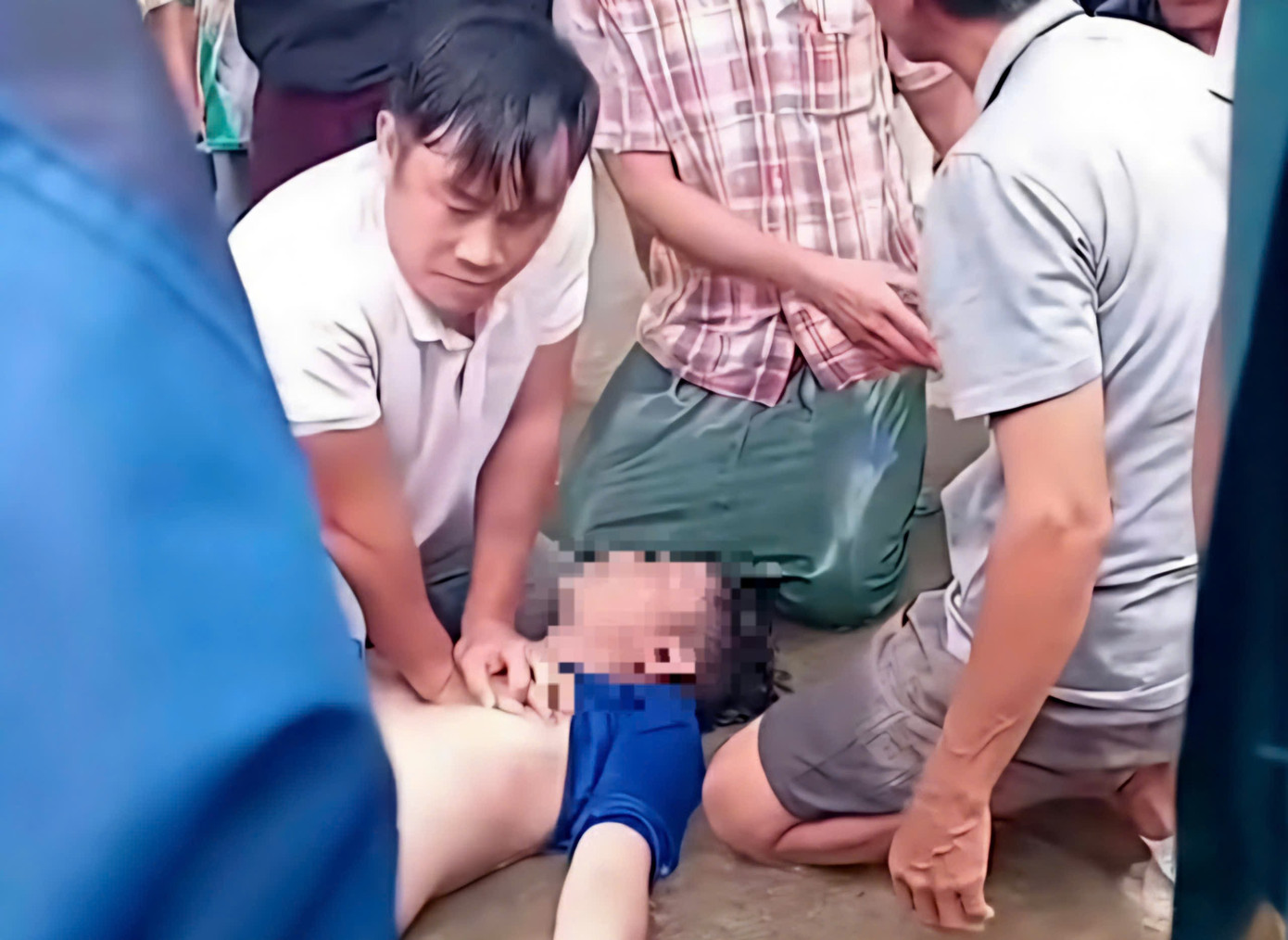 Hai người thương vong do bị điện giật ở khu chợ ngập nước ở Huế- Ảnh 1. Hai người thương vong do bị điện giật ở khu chợ ngập nước ở Huế- Ảnh 1.