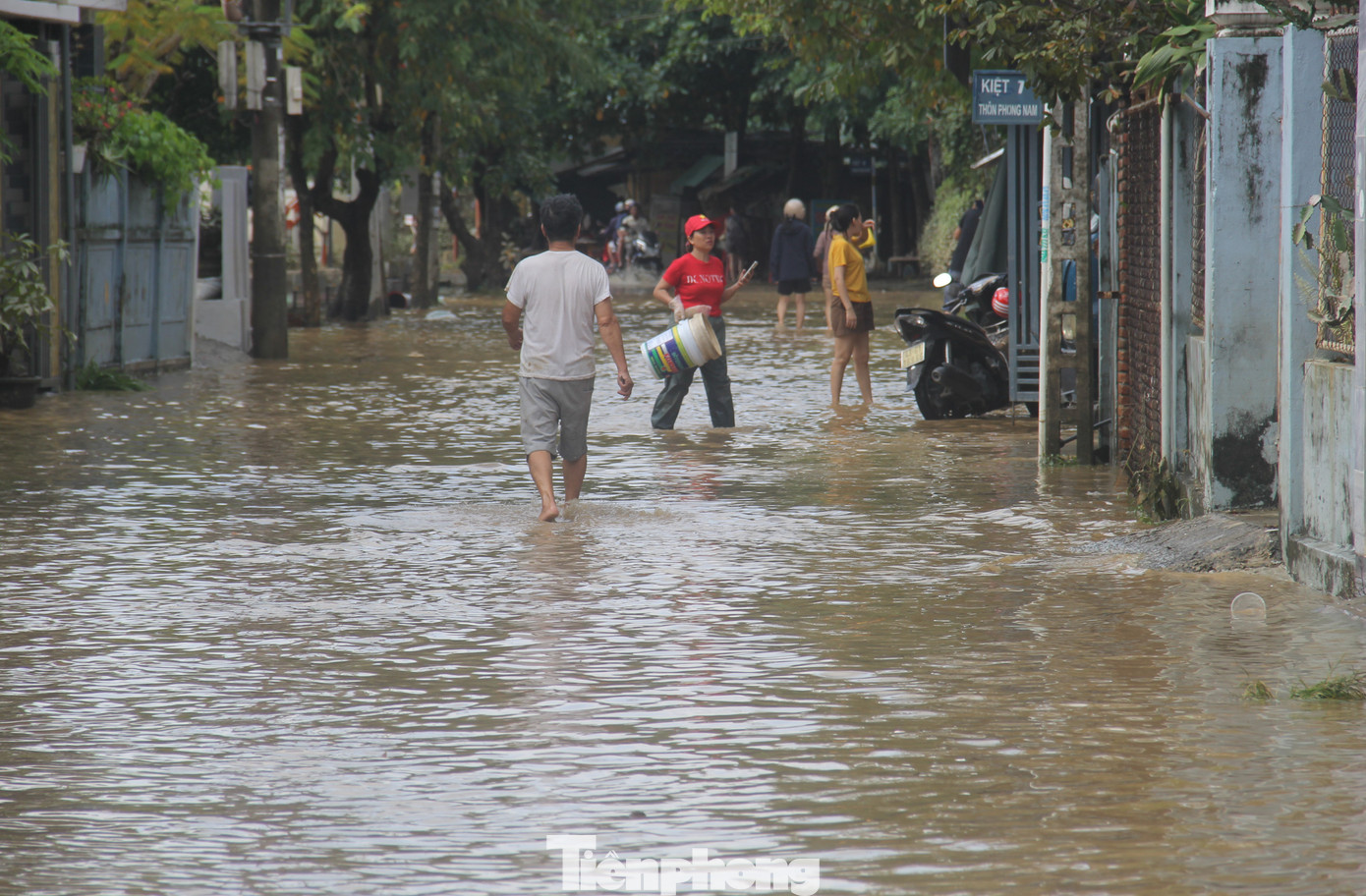 Cảnh tượng xót xa sau 3 đêm chạy lụt trở về: Nhà cửa nhuộm bùn, xơ xác- Ảnh 16. Cảnh tượng xót xa sau 3 đêm chạy lụt trở về: Nhà cửa nhuộm bùn, xơ xác- Ảnh 16.