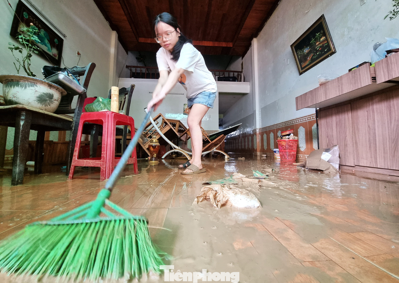 Cảnh tượng xót xa sau 3 đêm chạy lụt trở về: Nhà cửa nhuộm bùn, xơ xác- Ảnh 13. Cảnh tượng xót xa sau 3 đêm chạy lụt trở về: Nhà cửa nhuộm bùn, xơ xác- Ảnh 13.