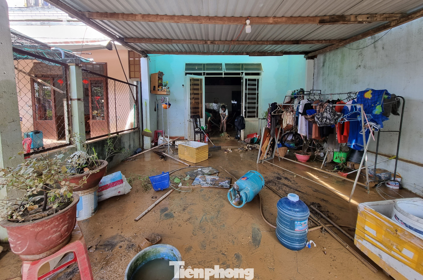 Cảnh tượng xót xa sau 3 đêm chạy lụt trở về: Nhà cửa nhuộm bùn, xơ xác- Ảnh 1. Cảnh tượng xót xa sau 3 đêm chạy lụt trở về: Nhà cửa nhuộm bùn, xơ xác- Ảnh 1.