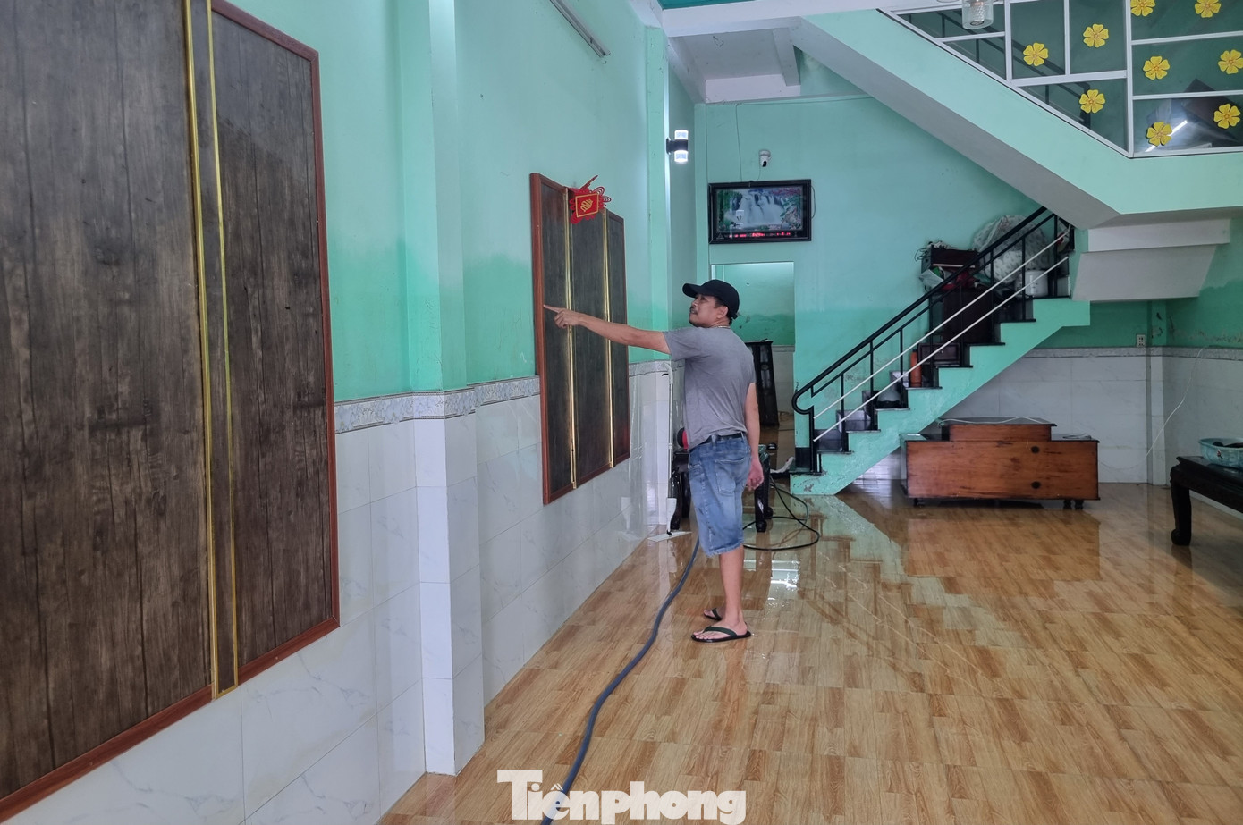 Cảnh tượng xót xa sau 3 đêm chạy lụt trở về: Nhà cửa nhuộm bùn, xơ xác- Ảnh 23. Cảnh tượng xót xa sau 3 đêm chạy lụt trở về: Nhà cửa nhuộm bùn, xơ xác- Ảnh 23.