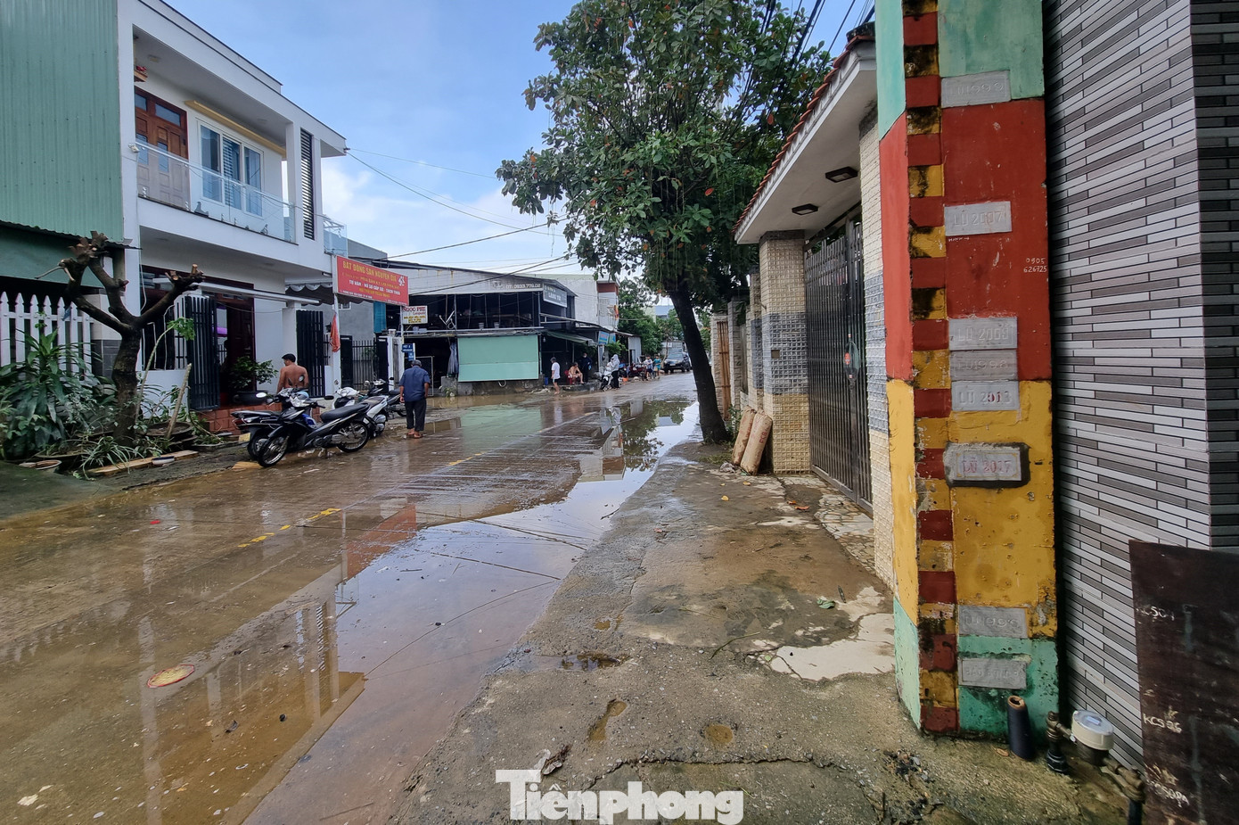 Cảnh tượng xót xa sau 3 đêm chạy lụt trở về: Nhà cửa nhuộm bùn, xơ xác- Ảnh 6. Cảnh tượng xót xa sau 3 đêm chạy lụt trở về: Nhà cửa nhuộm bùn, xơ xác- Ảnh 6.