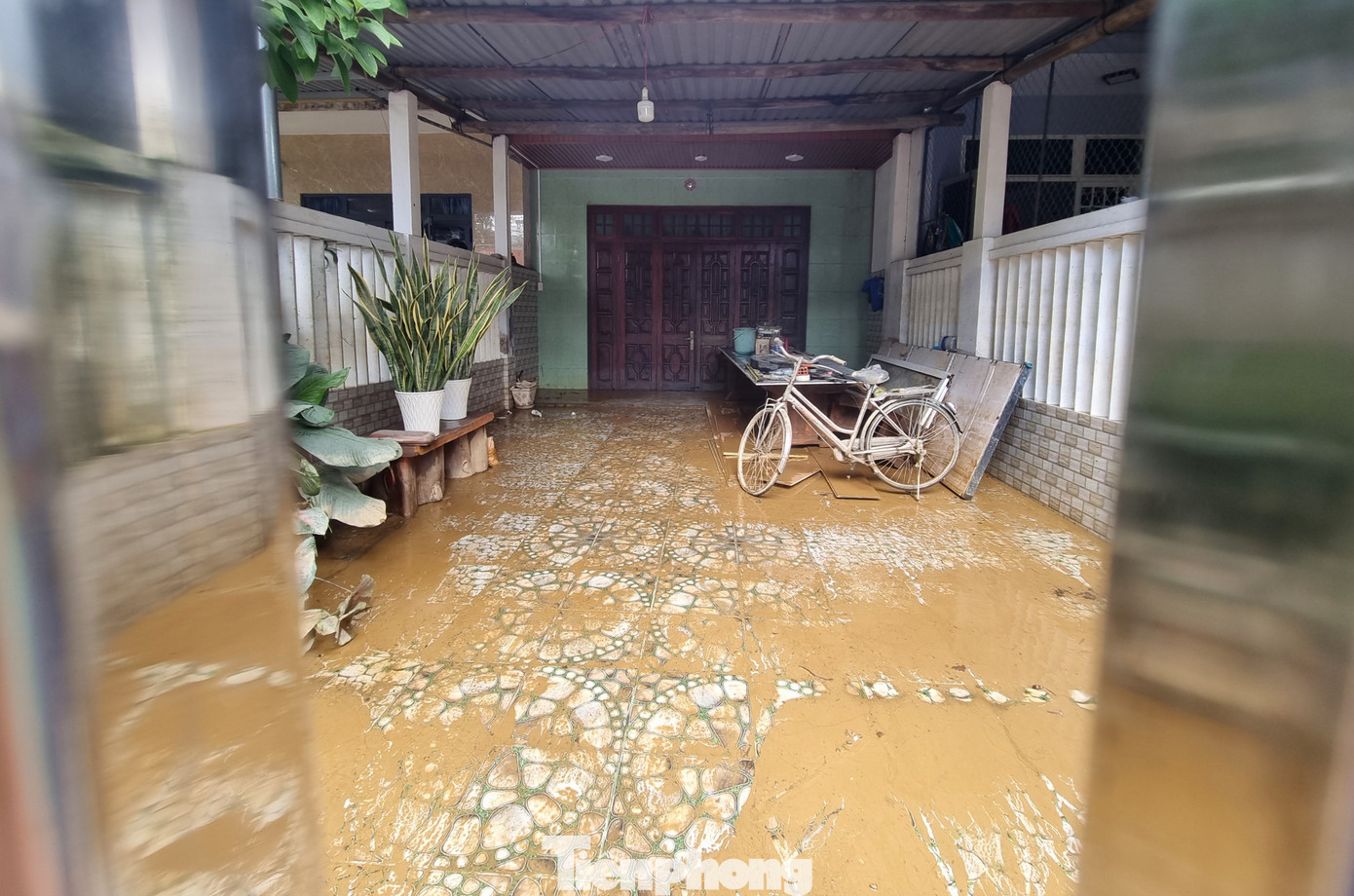 Cảnh tượng xót xa sau 3 đêm chạy lụt trở về: Nhà cửa nhuộm bùn, xơ xác- Ảnh 14. Cảnh tượng xót xa sau 3 đêm chạy lụt trở về: Nhà cửa nhuộm bùn, xơ xác- Ảnh 14.