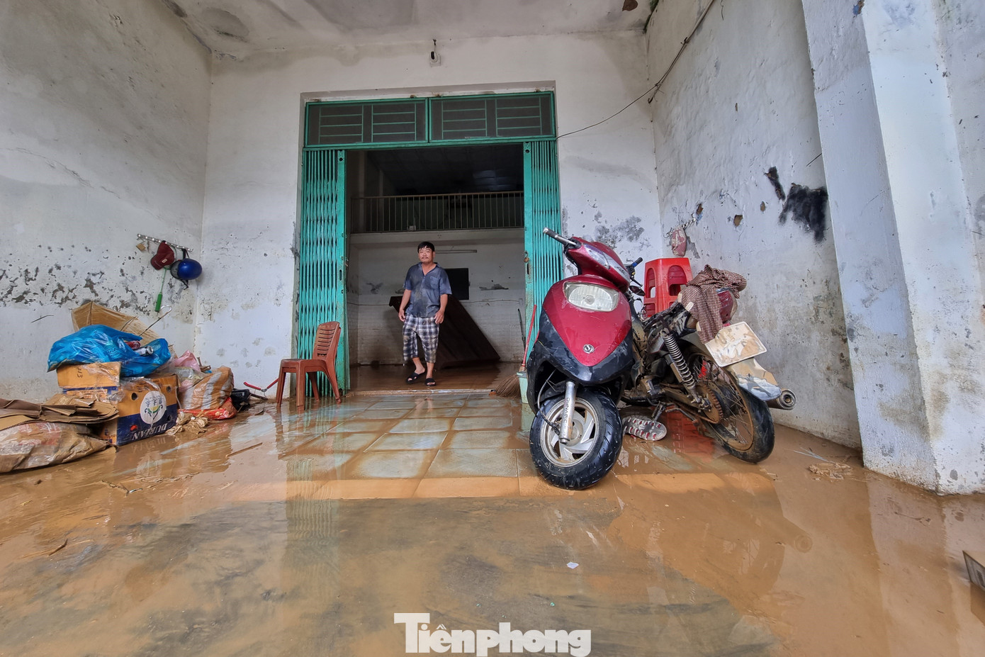 Cảnh tượng xót xa sau 3 đêm chạy lụt trở về: Nhà cửa nhuộm bùn, xơ xác- Ảnh 12. Cảnh tượng xót xa sau 3 đêm chạy lụt trở về: Nhà cửa nhuộm bùn, xơ xác- Ảnh 12.