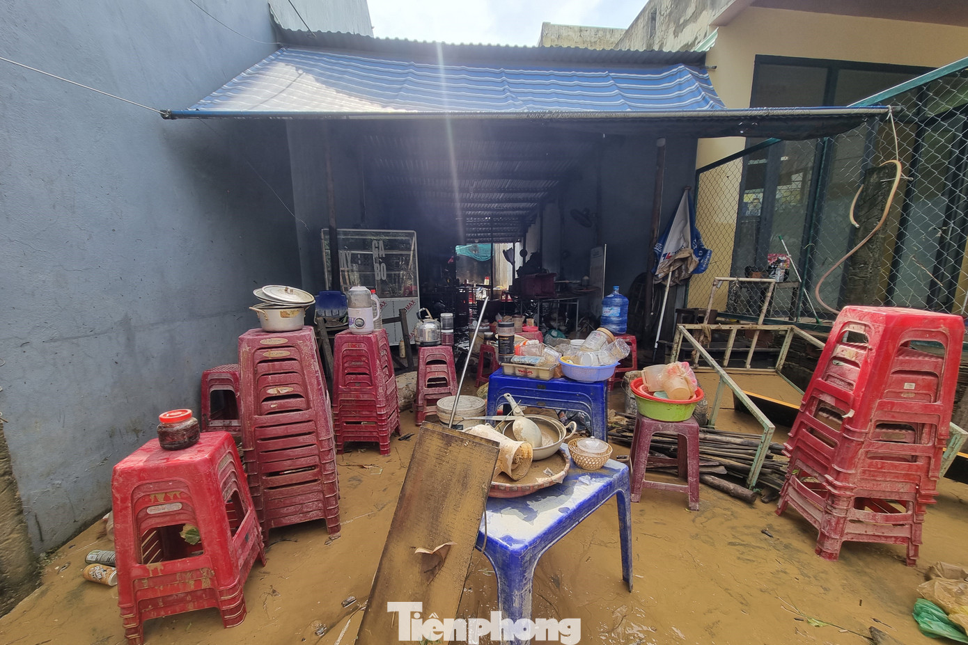 Cảnh tượng xót xa sau 3 đêm chạy lụt trở về: Nhà cửa nhuộm bùn, xơ xác- Ảnh 19. Cảnh tượng xót xa sau 3 đêm chạy lụt trở về: Nhà cửa nhuộm bùn, xơ xác- Ảnh 19.