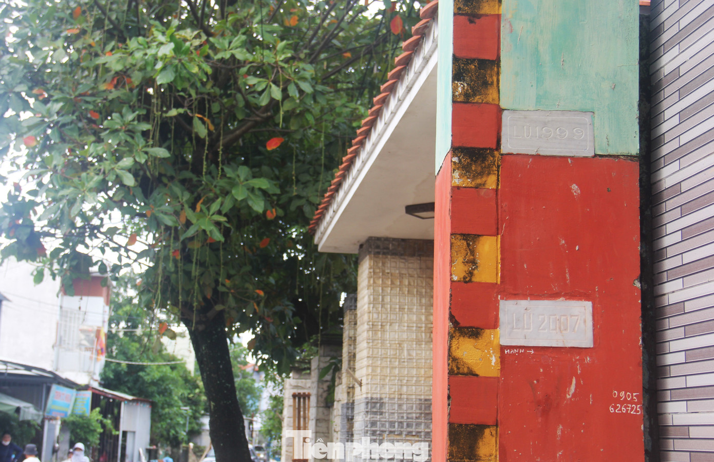 Cảnh tượng xót xa sau 3 đêm chạy lụt trở về: Nhà cửa nhuộm bùn, xơ xác- Ảnh 5. Cảnh tượng xót xa sau 3 đêm chạy lụt trở về: Nhà cửa nhuộm bùn, xơ xác- Ảnh 5.