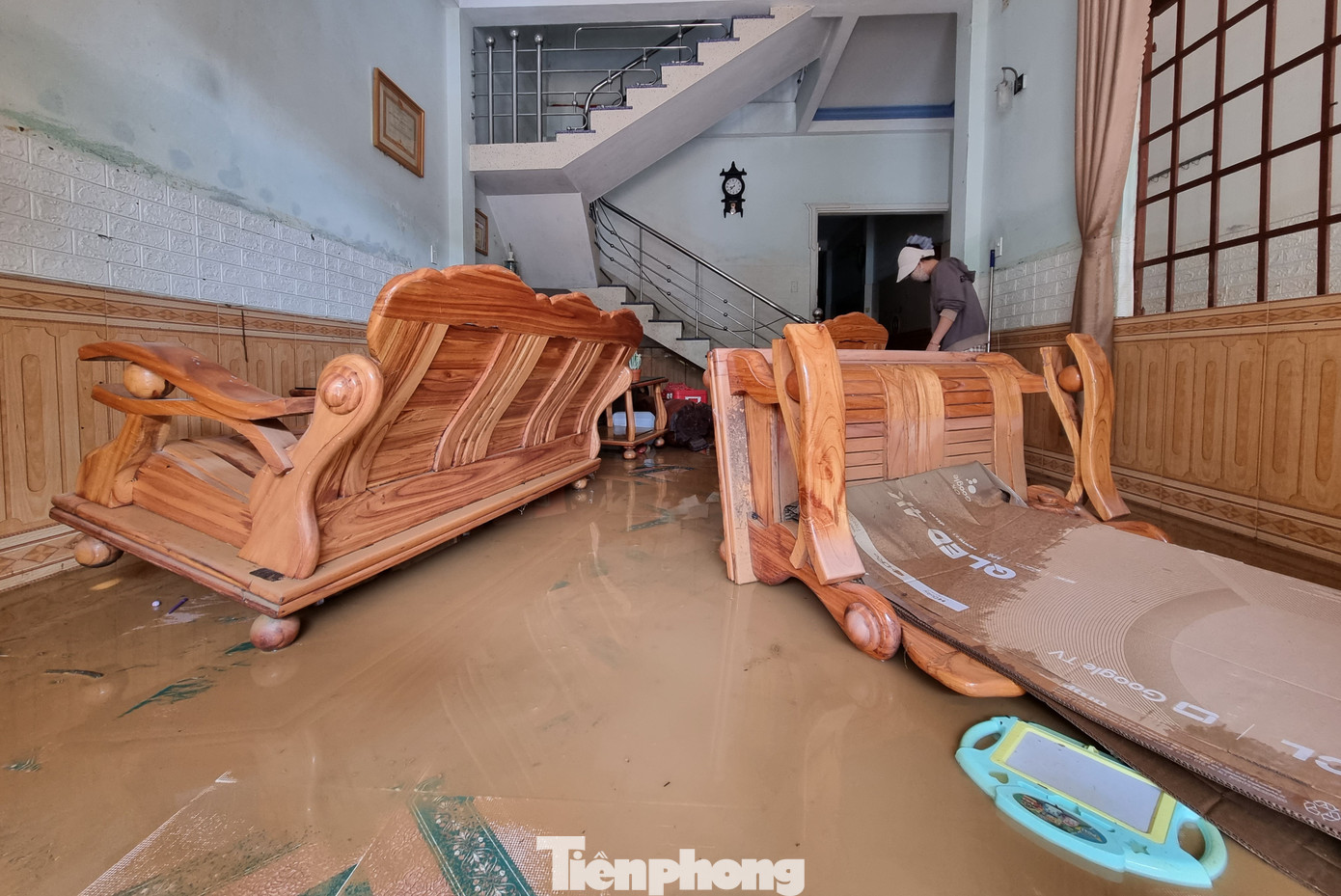 Cảnh tượng xót xa sau 3 đêm chạy lụt trở về: Nhà cửa nhuộm bùn, xơ xác- Ảnh 3. Cảnh tượng xót xa sau 3 đêm chạy lụt trở về: Nhà cửa nhuộm bùn, xơ xác- Ảnh 3.