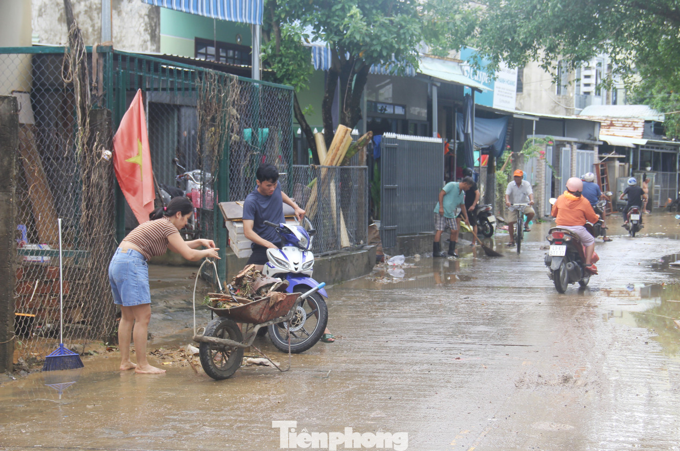 Cảnh tượng xót xa sau 3 đêm chạy lụt trở về: Nhà cửa nhuộm bùn, xơ xác- Ảnh 17. Cảnh tượng xót xa sau 3 đêm chạy lụt trở về: Nhà cửa nhuộm bùn, xơ xác- Ảnh 17.