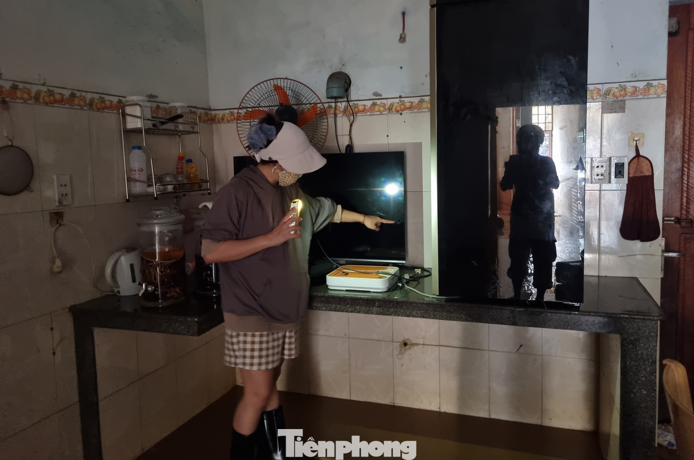 Cảnh tượng xót xa sau 3 đêm chạy lụt trở về: Nhà cửa nhuộm bùn, xơ xác- Ảnh 4. Cảnh tượng xót xa sau 3 đêm chạy lụt trở về: Nhà cửa nhuộm bùn, xơ xác- Ảnh 4.