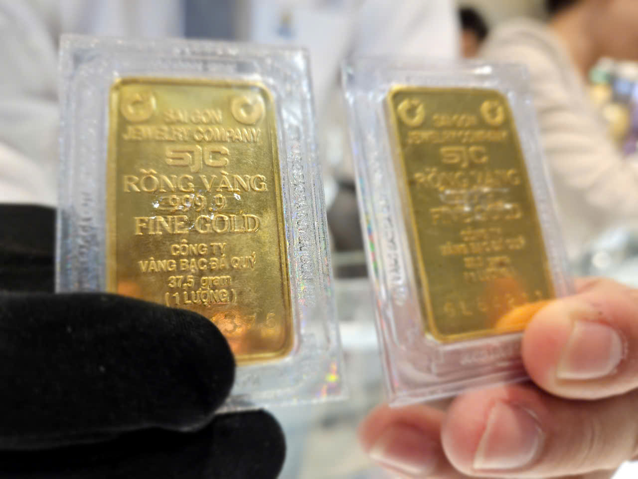 Cuối ngày 31-10, giá vàng nhẫn lại giảm cả triệu đồng- Ảnh 1. Cuối ngày 31-10, giá vàng nhẫn lại giảm cả triệu đồng- Ảnh 1.