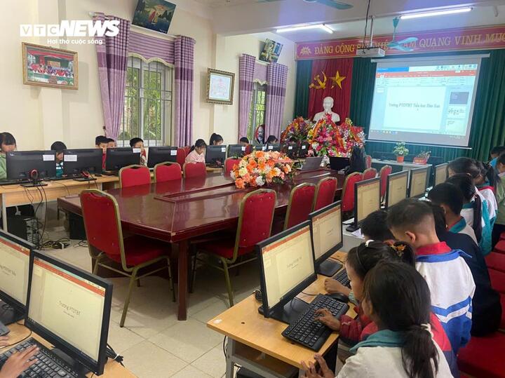 Khoảnh khắc khó quên của học trò vùng cao khi lần đầu chạm vào bàn phím- Ảnh 1. Khoảnh khắc khó quên của học trò vùng cao khi lần đầu chạm vào bàn phím- Ảnh 1.