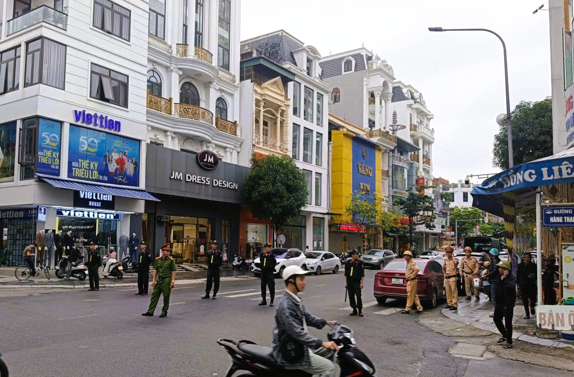 Cảnh sát ngăn đường vào khu tiệm vàng lớn nhất xứ Thanh- Ảnh 1. Cảnh sát ngăn đường vào khu tiệm vàng lớn nhất xứ Thanh- Ảnh 1.