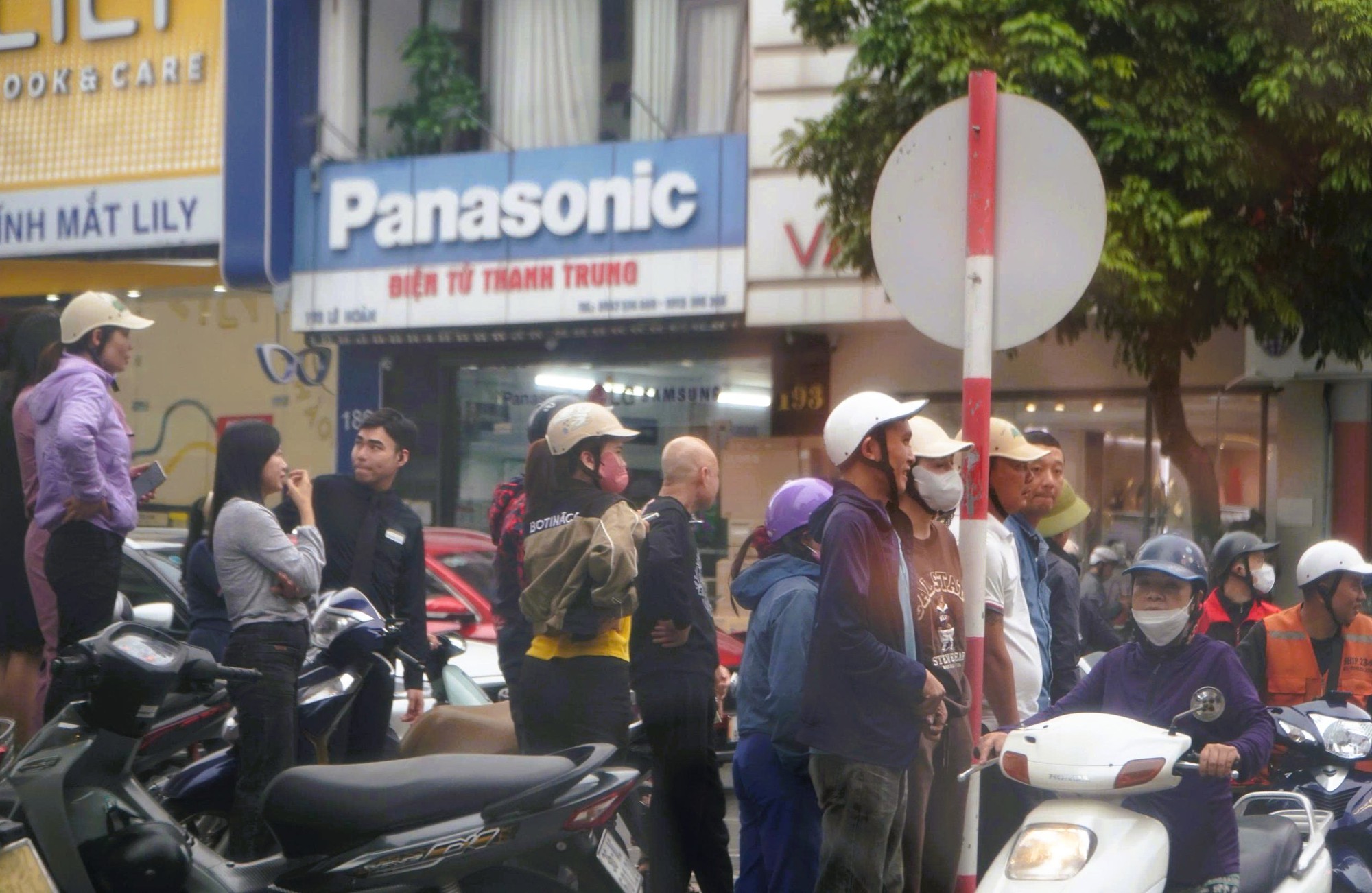 Cảnh sát ngăn đường vào khu tiệm vàng lớn nhất xứ Thanh- Ảnh 3. Cảnh sát ngăn đường vào khu tiệm vàng lớn nhất xứ Thanh- Ảnh 3.