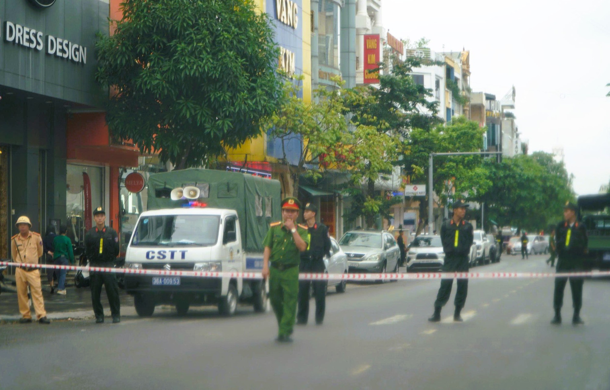 Cảnh sát ngăn đường vào khu tiệm vàng lớn nhất xứ Thanh- Ảnh 2. Cảnh sát ngăn đường vào khu tiệm vàng lớn nhất xứ Thanh- Ảnh 2.