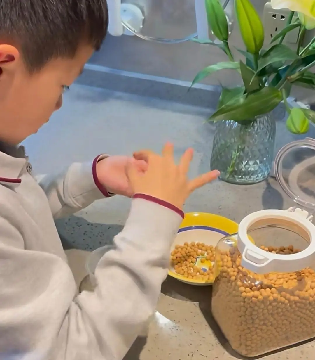 Cô giáo giao bài tập đếm 10.000 hạt đậu, cả nhà thức xuyên đêm giúp con, ai dè sáng hôm sau con bị phê bình trước lớp- Ảnh 2.