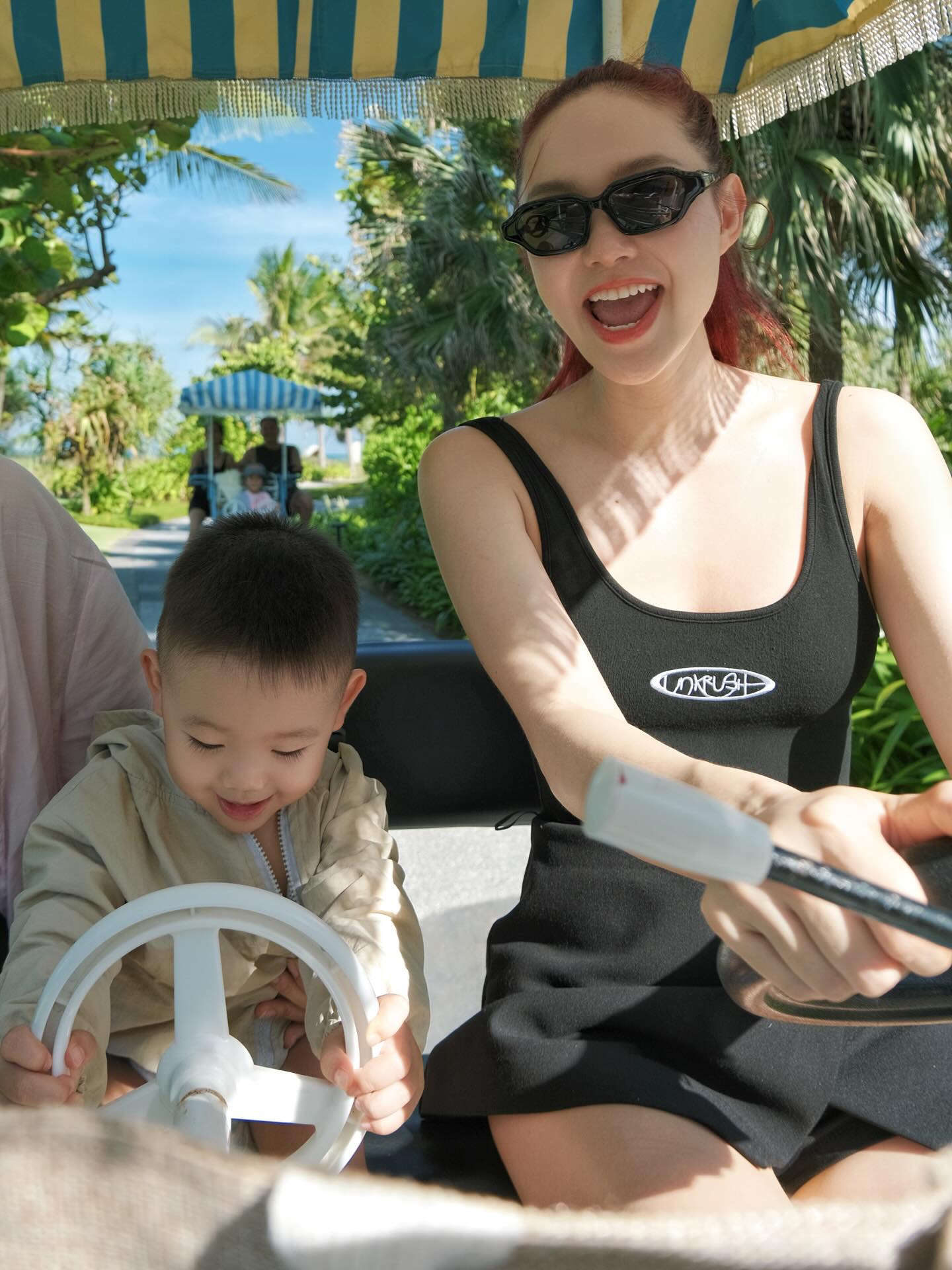 "Hot kid" mới của Vbiz: Mẹ là diễn viên hạng A, ba là doanh nhân gia thế khủng, xinh yêu thế này bảo sao không gây sốt?- Ảnh 8. "Hot kid" mới của Vbiz: Mẹ là diễn viên hạng A, ba là doanh nhân gia thế khủng, xinh yêu thế này bảo sao không gây sốt?- Ảnh 8.