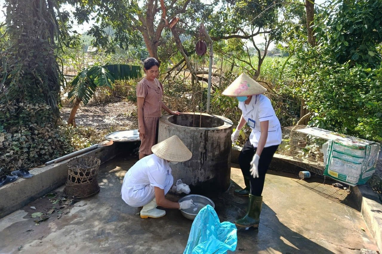 Rưng rưng món quà của cụ bà 72 tuổi gửi vào vùng lũ- Ảnh 2.