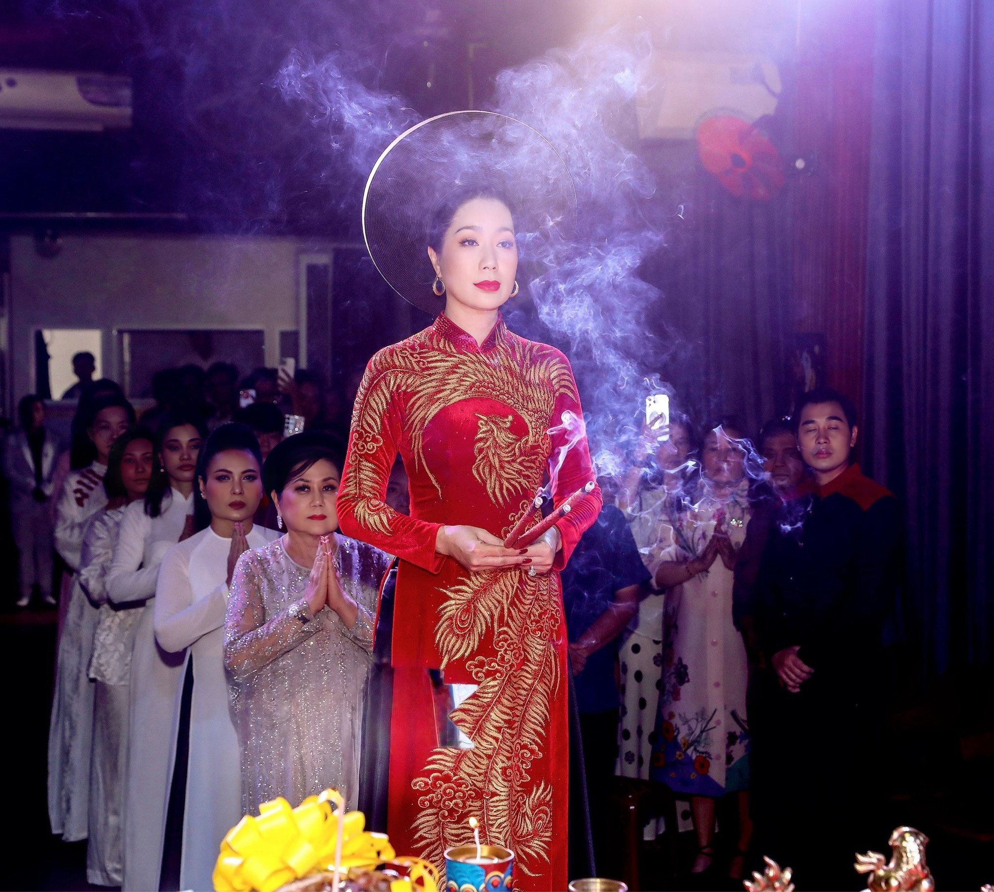 Nữ NSND là Phó Chủ tịch, vừa đỗ lớp Tiến sĩ: Hôn nhân viên mãn, 54 tuổi vẫn trẻ trung, body quyến rũ- Ảnh 1.