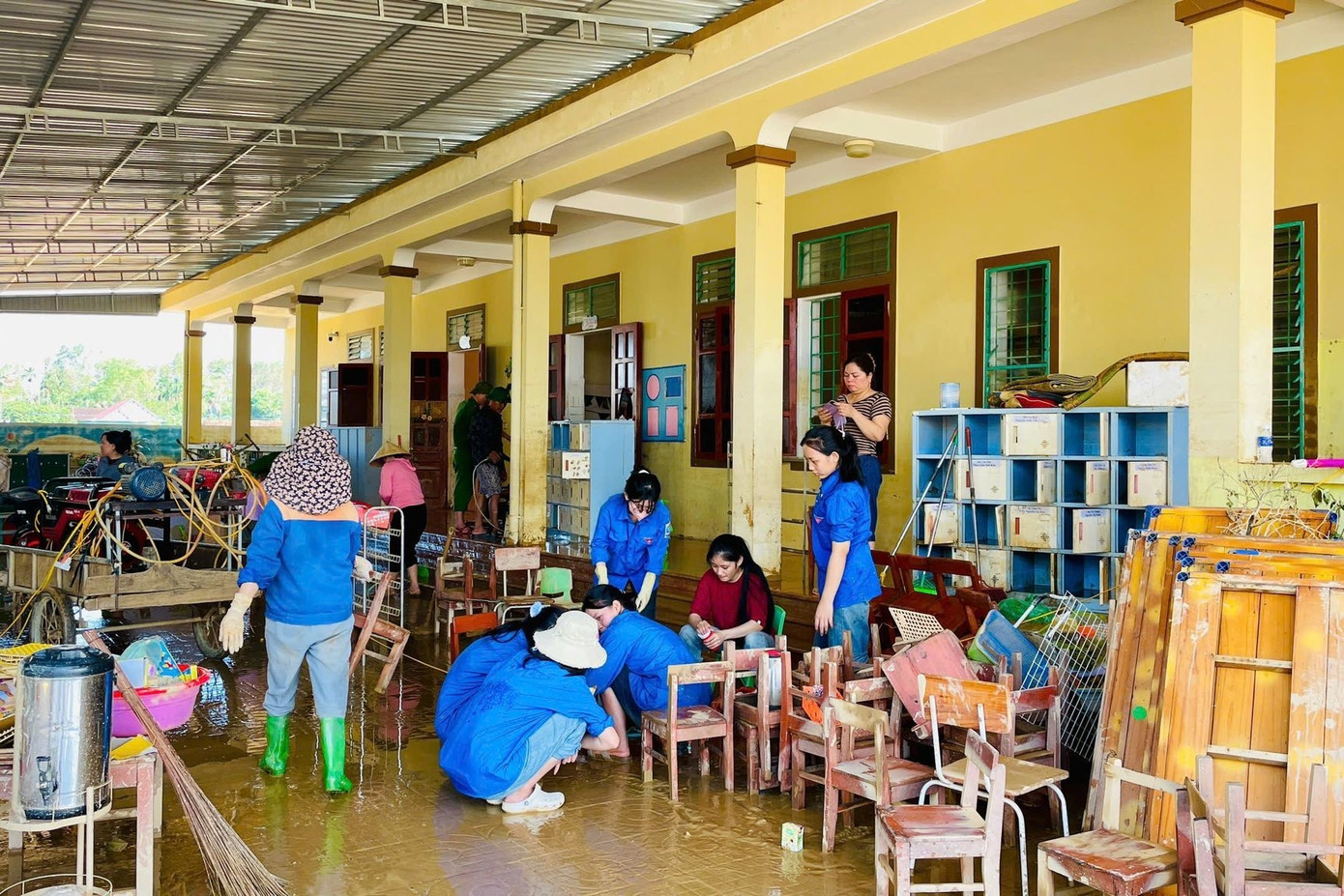 Rưng rưng món quà của cụ bà 72 tuổi gửi vào vùng lũ- Ảnh 3.