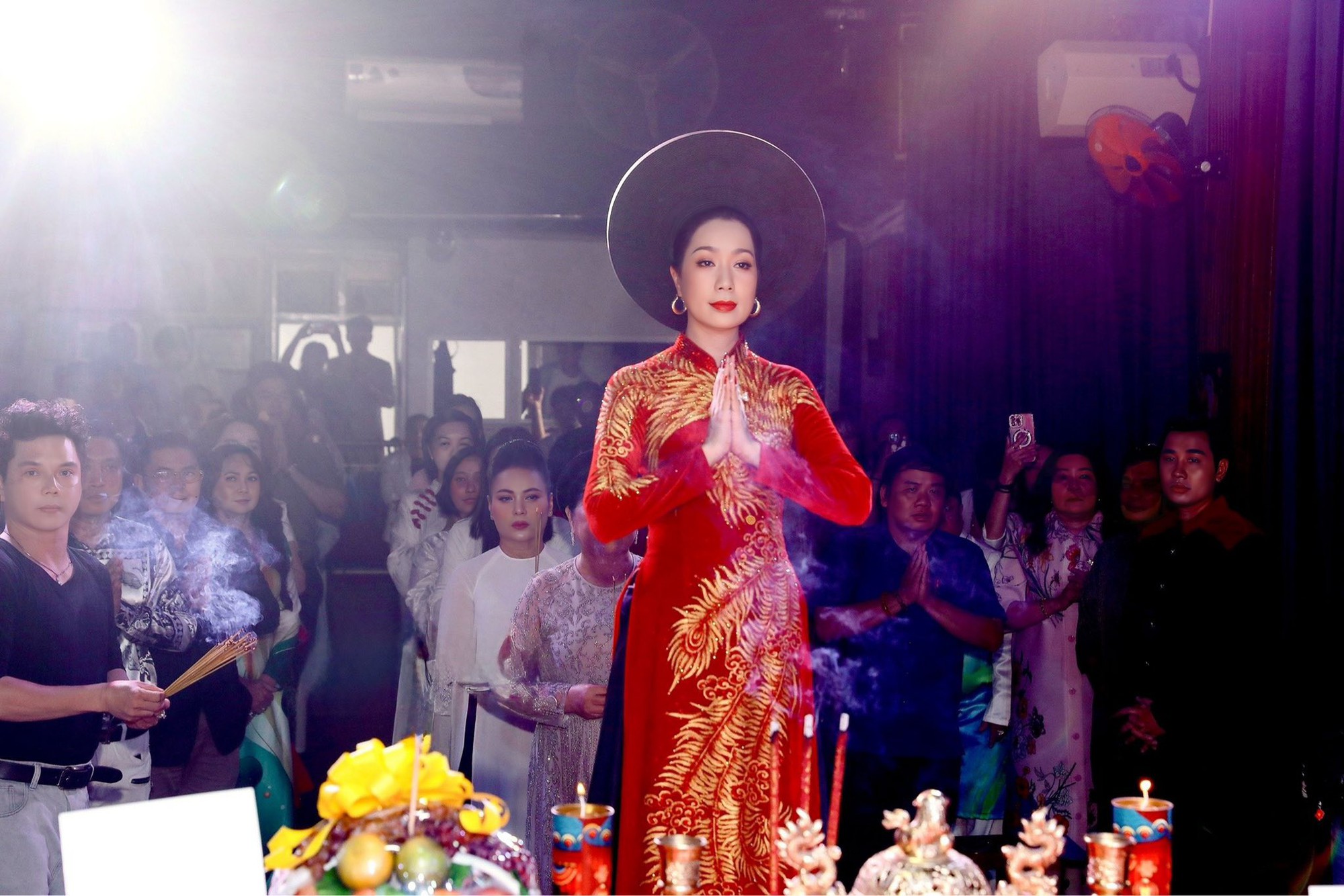Nữ NSND là Phó Chủ tịch, vừa đỗ lớp Tiến sĩ: Hôn nhân viên mãn, 54 tuổi vẫn trẻ trung, body quyến rũ- Ảnh 3.