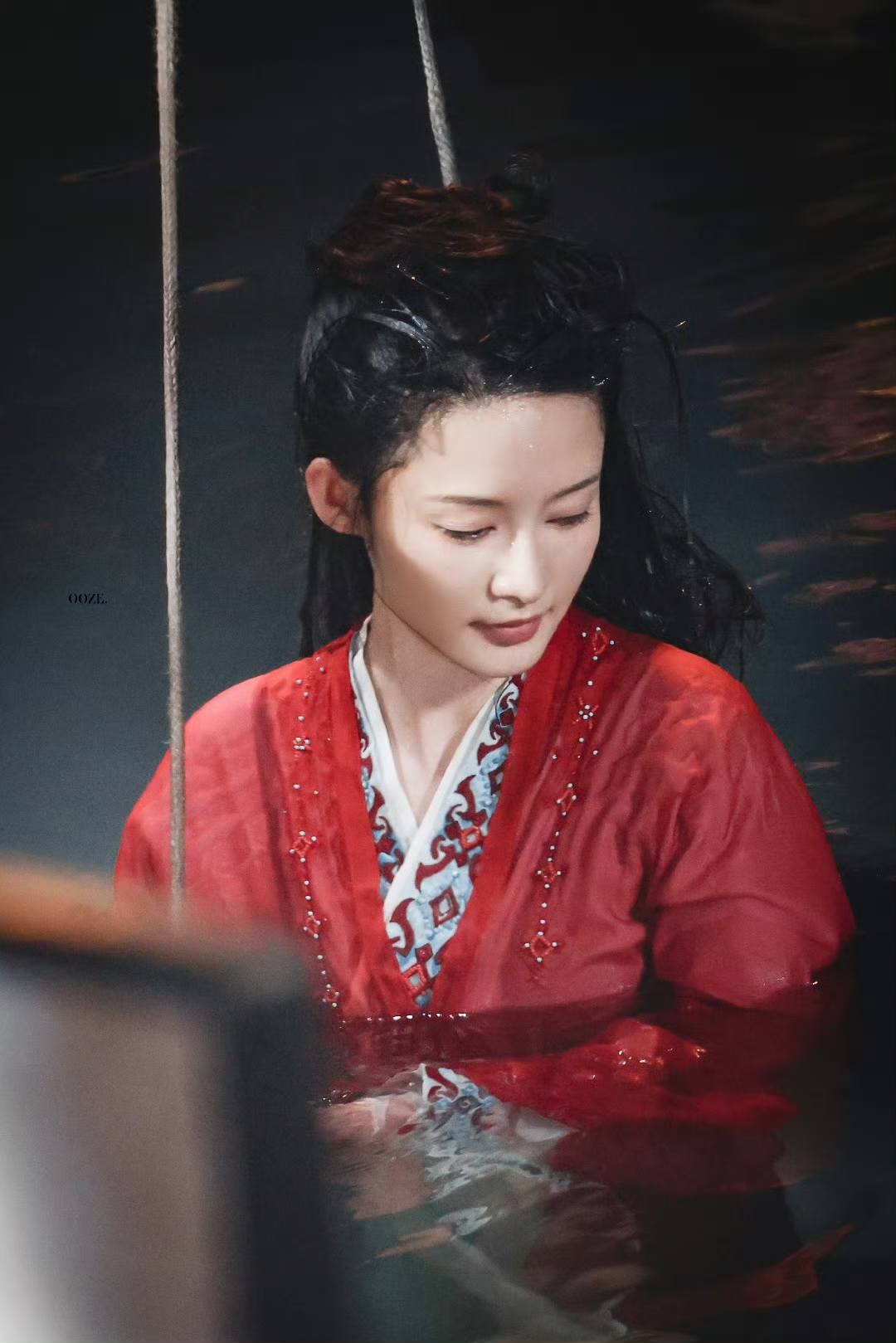 Liếc mỹ nhân này 1 cái mà ngày thương nhớ tối về ngủ mơ: Mặt xinh da trắng váy đỏ, đẹp không để đâu cho hết- Ảnh 8.
