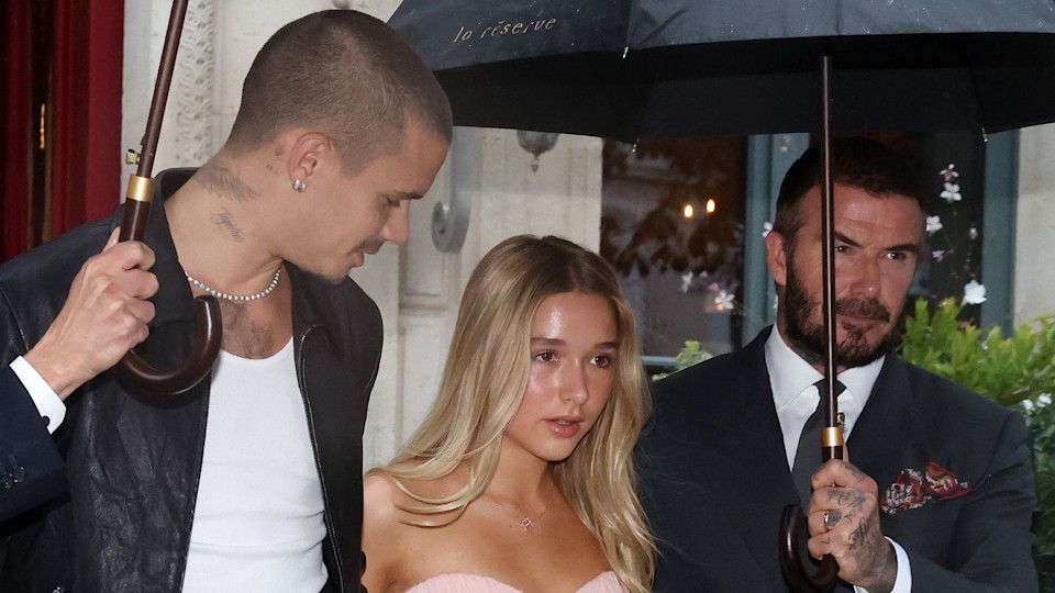 Harper Beckham gây sốt với váy hồng quyến rũ, chuẩn tiểu thư tài phiệt đến ủng hộ mẹ - Victoria tại Paris Fashion Week- Ảnh 1.