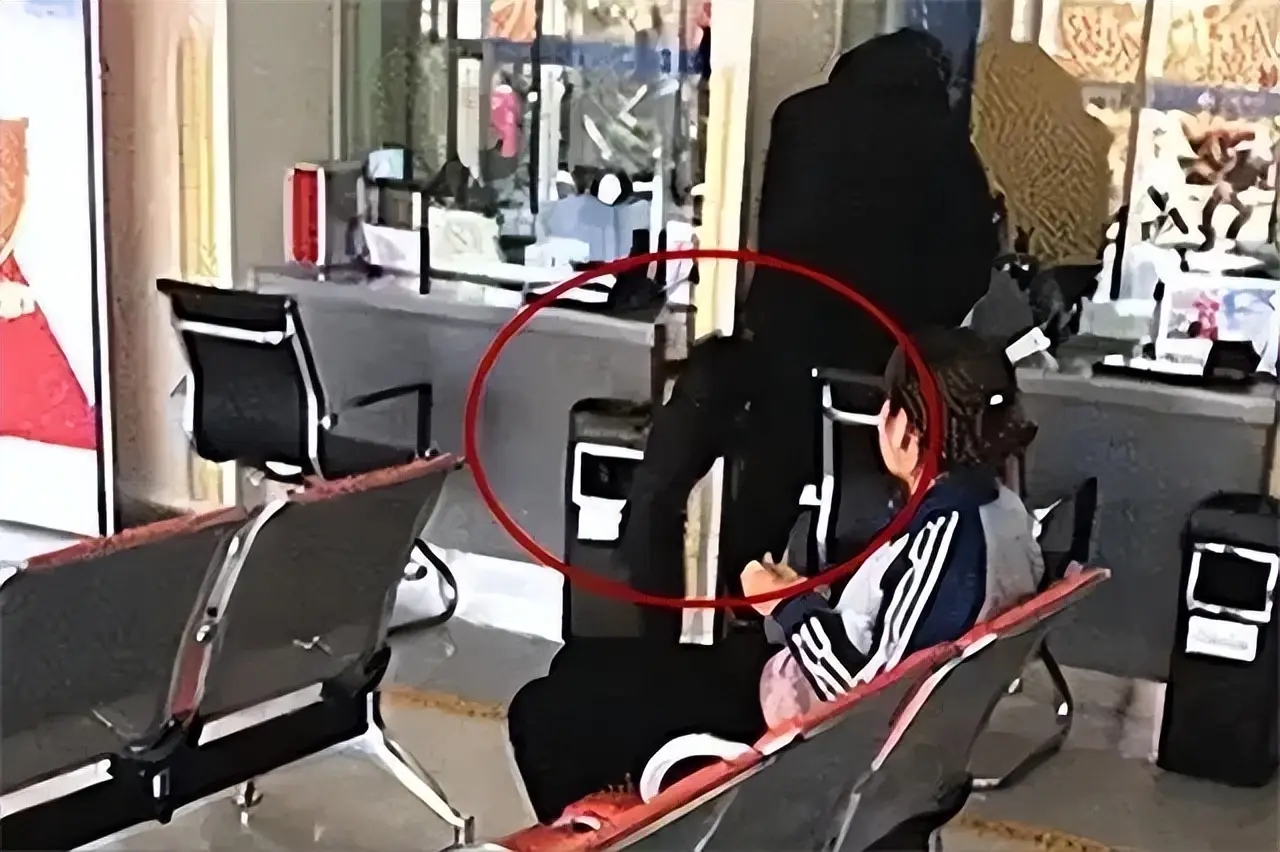 Gửi ngân hàng 70 tỷ, sau 5 năm tài khoản còn 125 nghìn, cảnh sát tuyên bố: "Họ không có lỗi"- Ảnh 3.