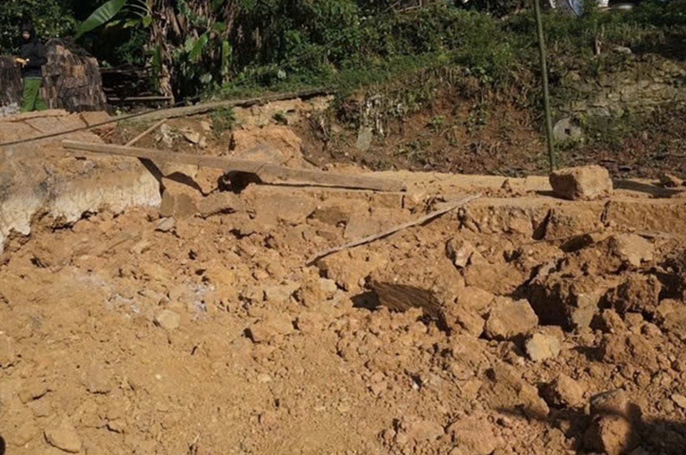 Sập tường khi tháo dỡ nhà làm 3 người thương vong- Ảnh 1.