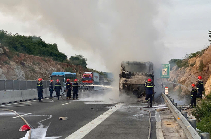 Xe khách cháy rụi trên cao tốc Cam Lâm - Nha Trang, 30 hành khách thoát thân- Ảnh 1.