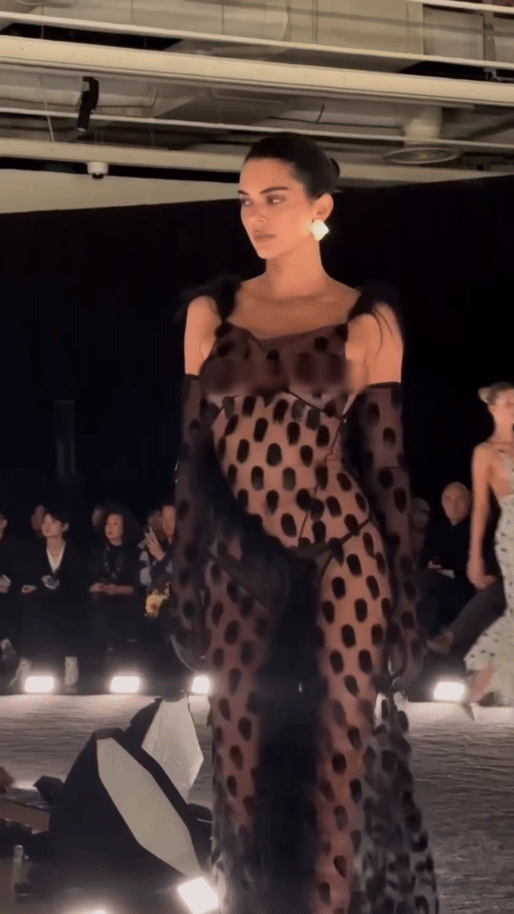 Kendall Jenner lộ bụng ỏng trên sàn diễn danh giá- Ảnh 3.