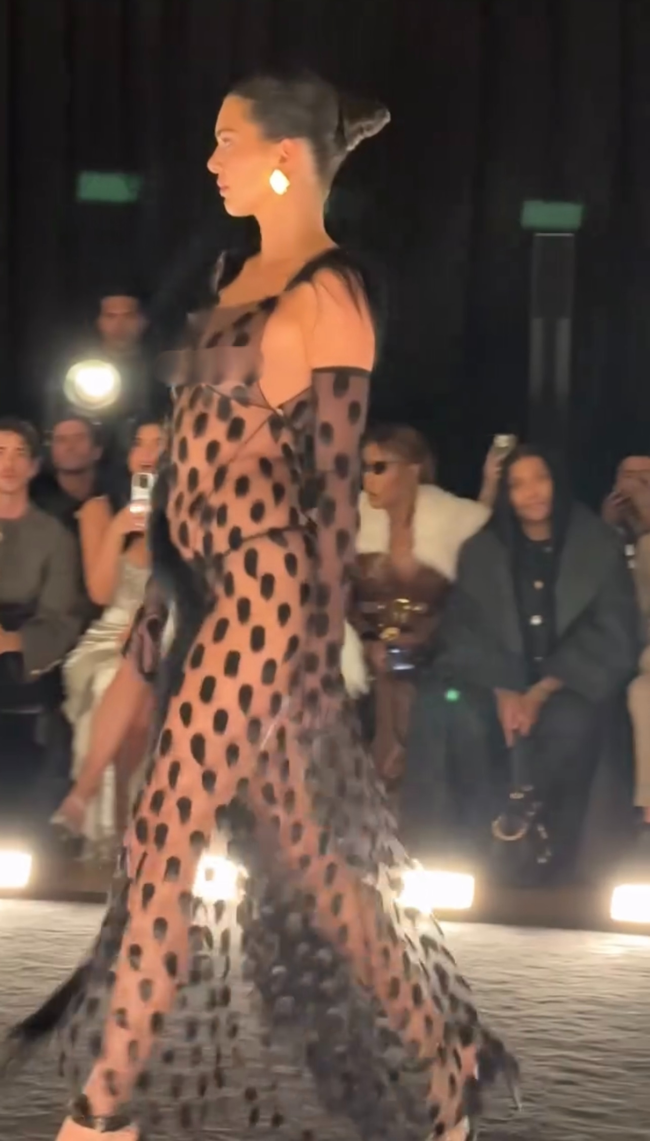 Kendall Jenner lộ bụng ỏng trên sàn diễn danh giá- Ảnh 2.