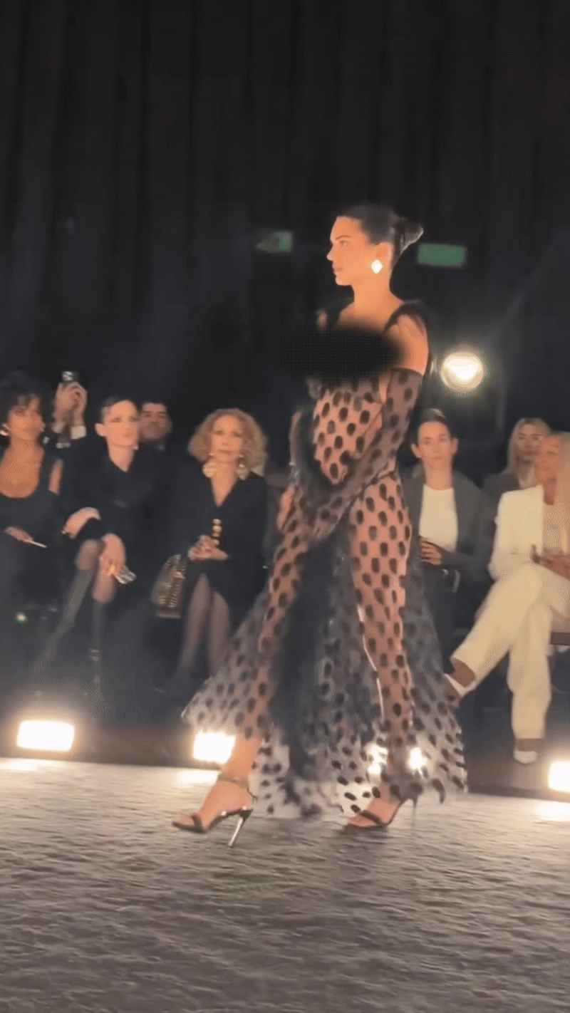 Kendall Jenner lộ bụng ỏng trên sàn diễn danh giá- Ảnh 1.